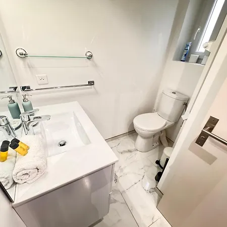 Bright, & Stylish 3 Min Walk To The Sea *