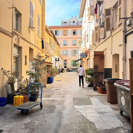 Bright, & Stylish 3 Min Walk To The Sea