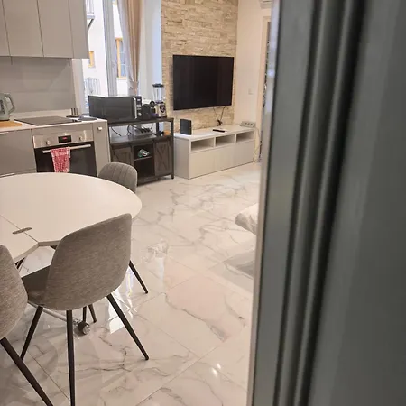 Bright, & Stylish 3 Min Walk To The Sea *