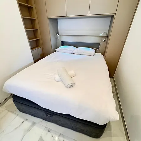 Bright, & Stylish 3 Min Walk To The Sea *